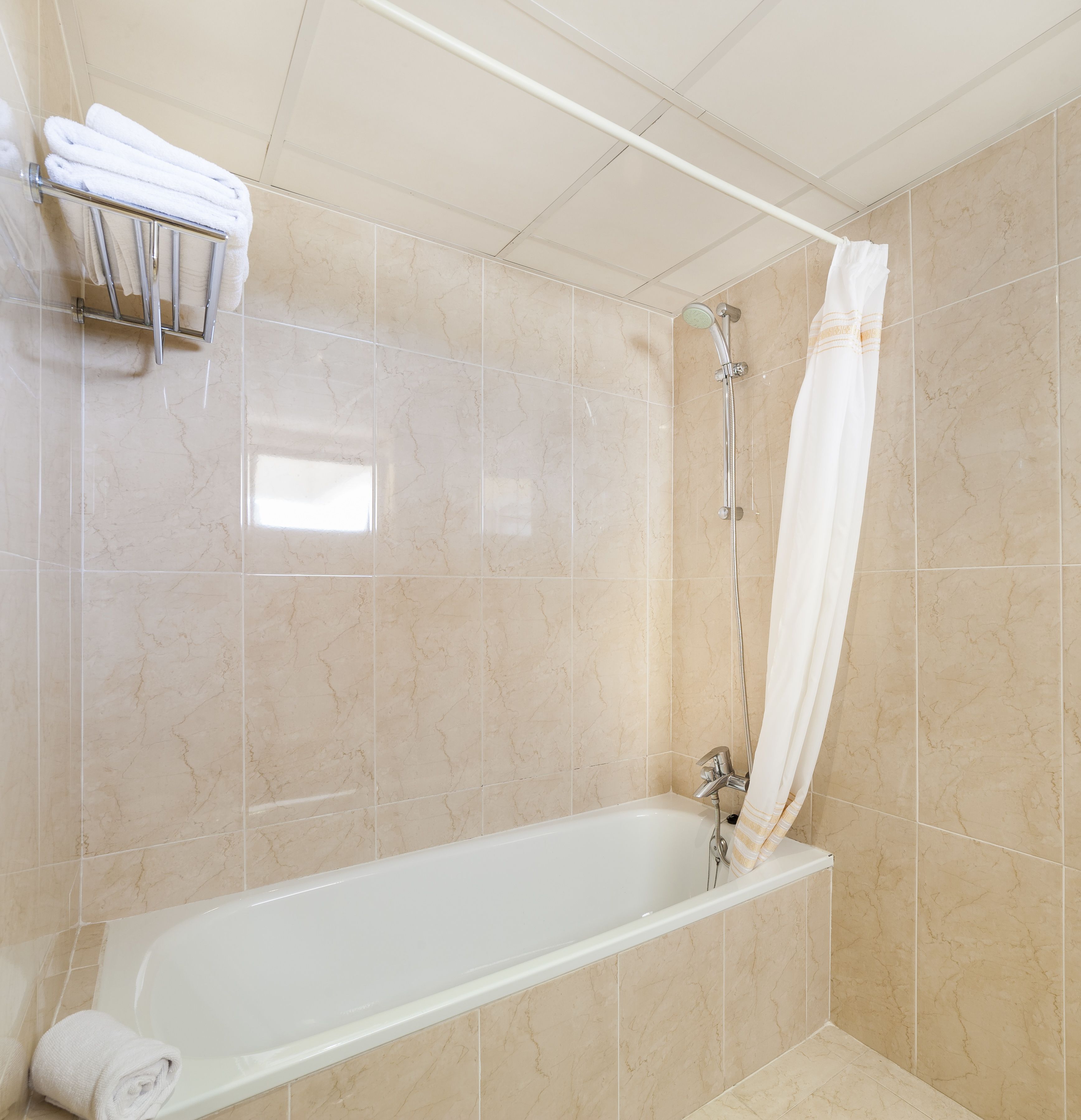combined shower/bathtub, hair dryer, towels