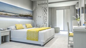 A modern hotel room with a large bed, a desk with a laptop, a phone, and a decorative vase. - Globales Samoa (Manacor)