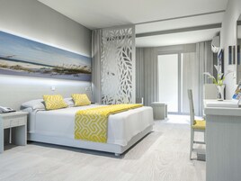 Escritorio, cortinas blackout y camas plegables/adicionales 