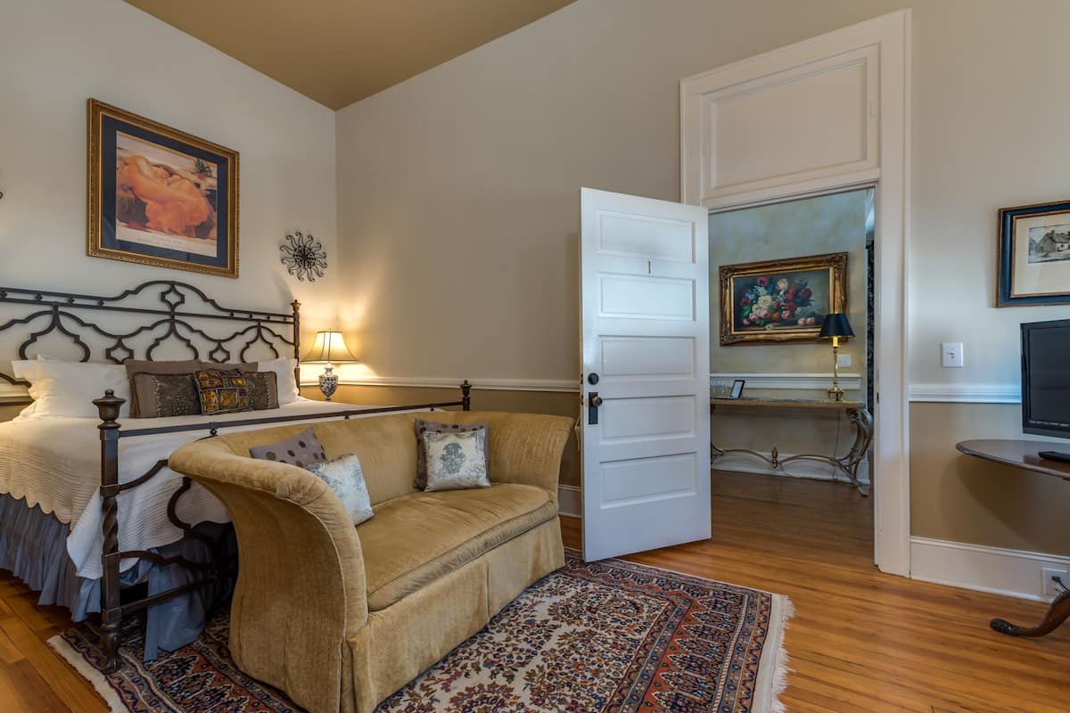 Suite, 1 King Bed | Premium bedding, individually decorated, iron/ironing board, free WiFi