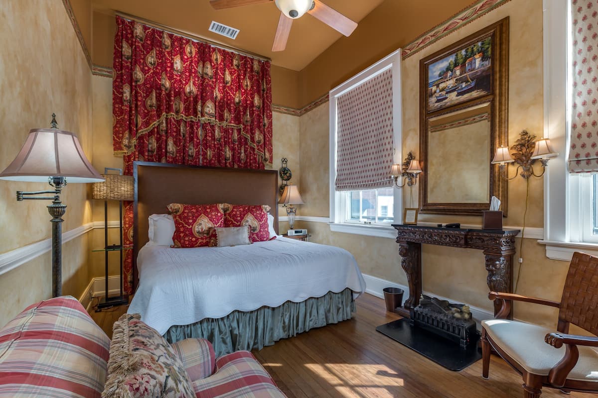 Single Room, 1 King Bed | Premium bedding, individually decorated, iron/ironing board, free WiFi