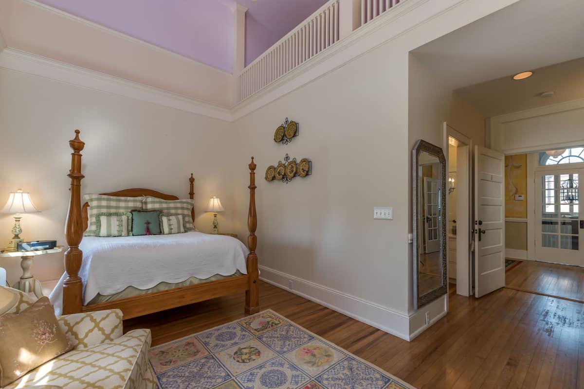 Premium bedding, individually decorated, iron/ironing board, free WiFi