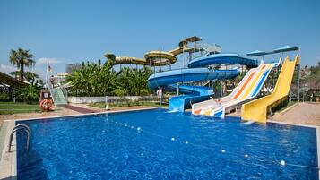 Piscine couverte, piscine extérieure, chaises longues