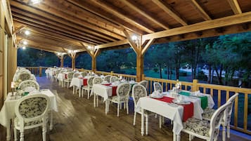 5 間餐廳,供應早餐、午餐和晚餐,國際料理