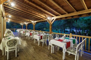 5 restaurantes; se sirven desayunos, almuerzos y cenas