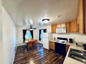 Studio suite | Privékitchenette | Een koelkast, een microgolfoven, een koffiezetapparaat/waterkoker