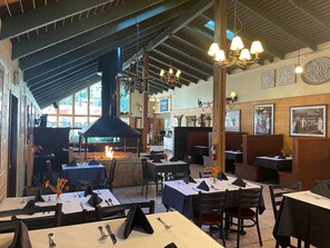 Dinner served - Shasta Inn (Mount Shasta)