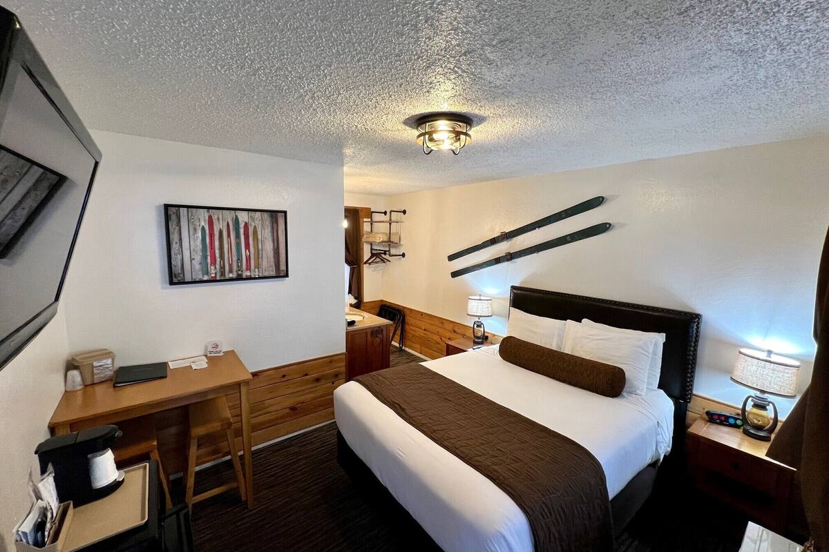 deluxe room, 1 queen bed | individually decorated, blackout curtains, free wifi, bed sheets