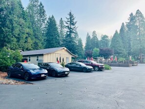 Electric vehicle charging station