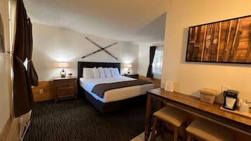 Deluxe Room, 1 King Bed | Individually decorated, blackout drapes, free WiFi, bed sheets