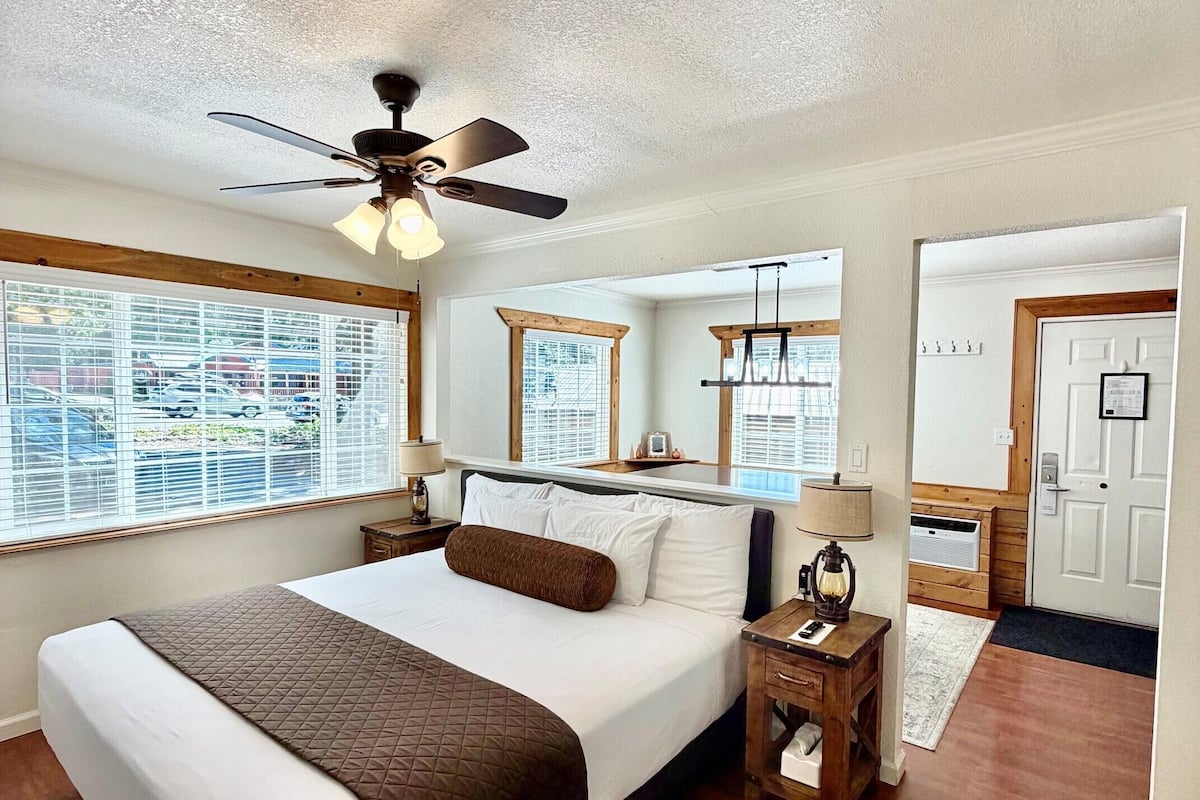 Cortinas blackout, wifi gratis, decoración personalizada y ropa de cama 