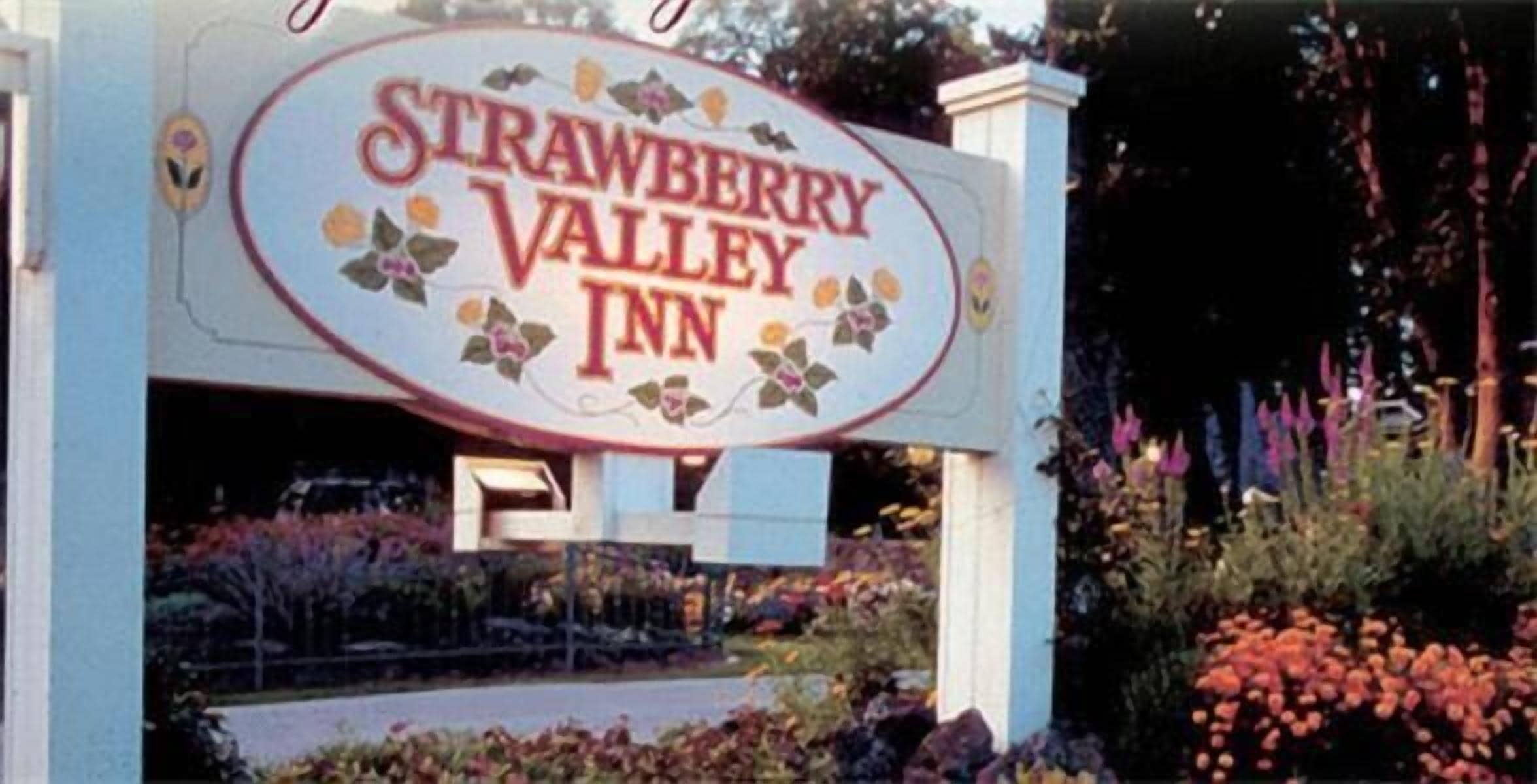 En skylt för värdshuset Strawberry Valley Inn, med ett blommigt motiv.