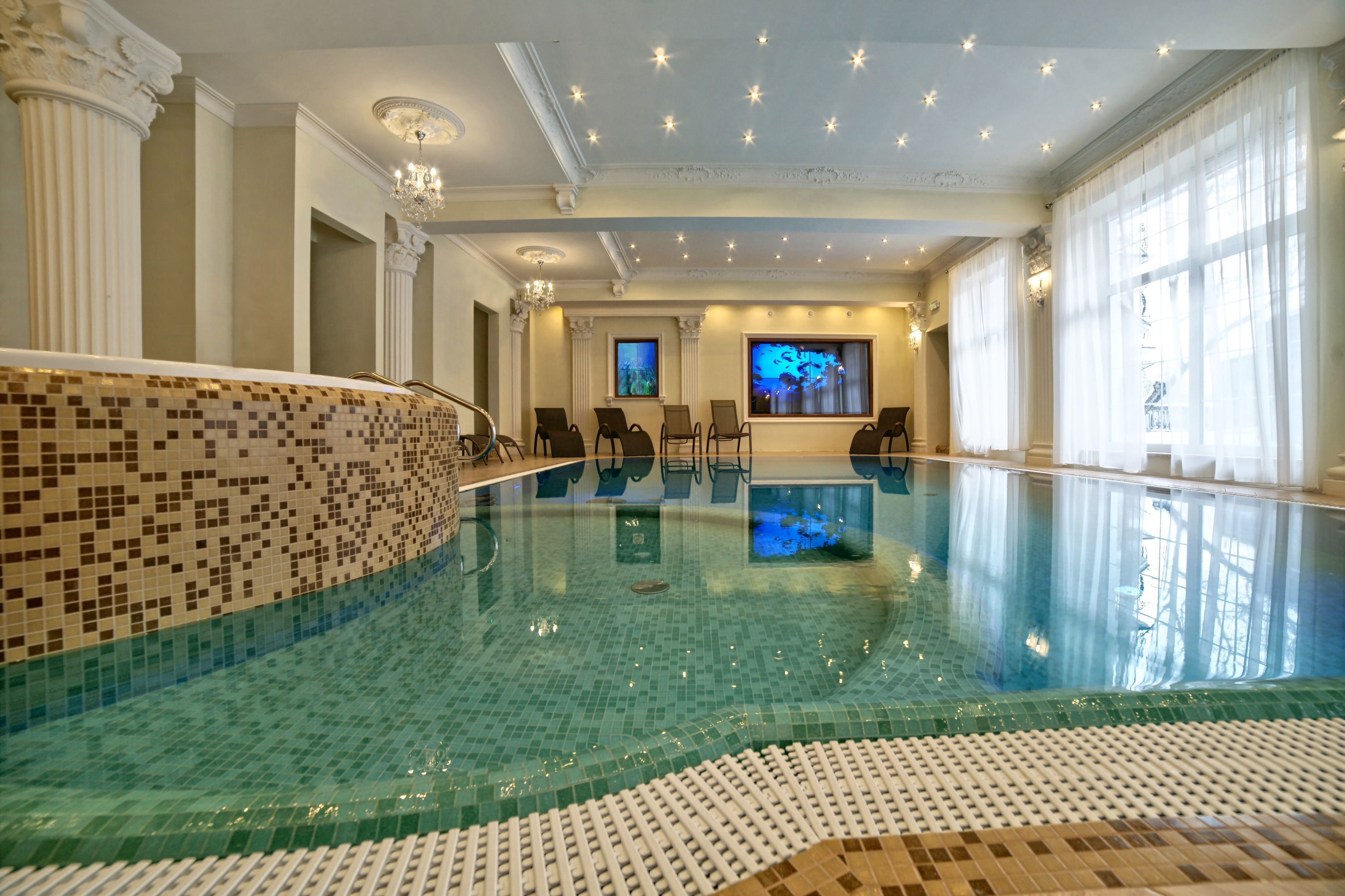 Piscine couverte, accès possible de 09 h 00 à 20 h 30, chaises longues 