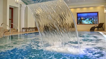 Piscina coperta, con ingresso dalle 09:00 alle 20:30, lettini