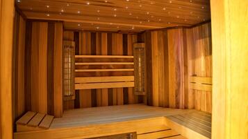 Una sauna de madera con bancos y suelo inclinado.