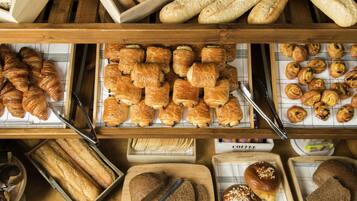 Café da manhã com buffet todos os dias (EUR 14 por pessoa)