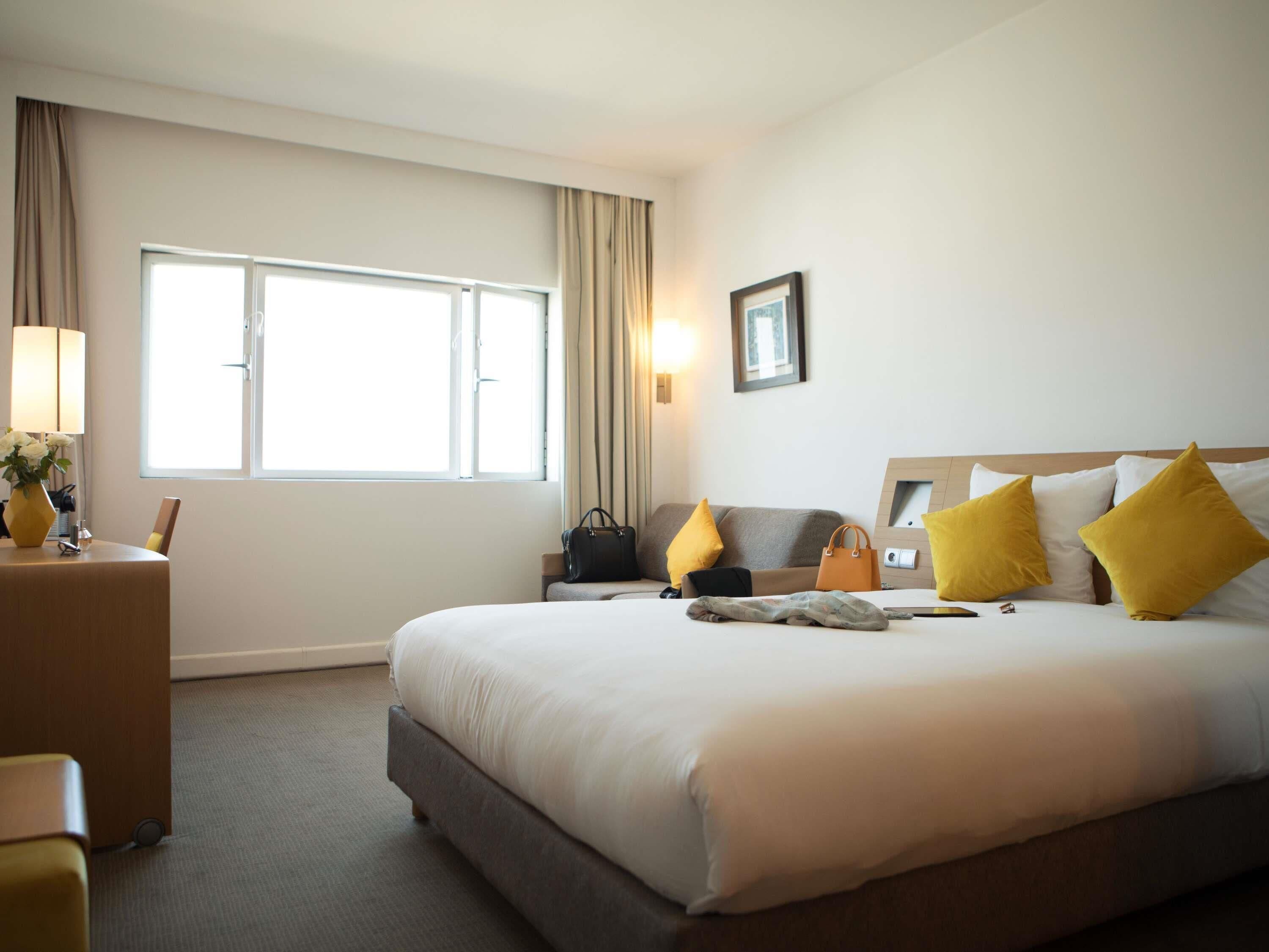 Safe på rommet, skrivebord og skrivebord for bærbar PC