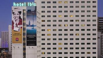 Fachada da propriedade à noite