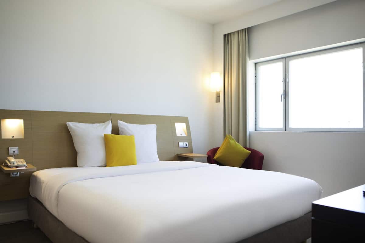 Suite junior, 1 cama de matrimonio grande con sofá cama | Caja fuerte, escritorio, espacio para trabajar con un portátil