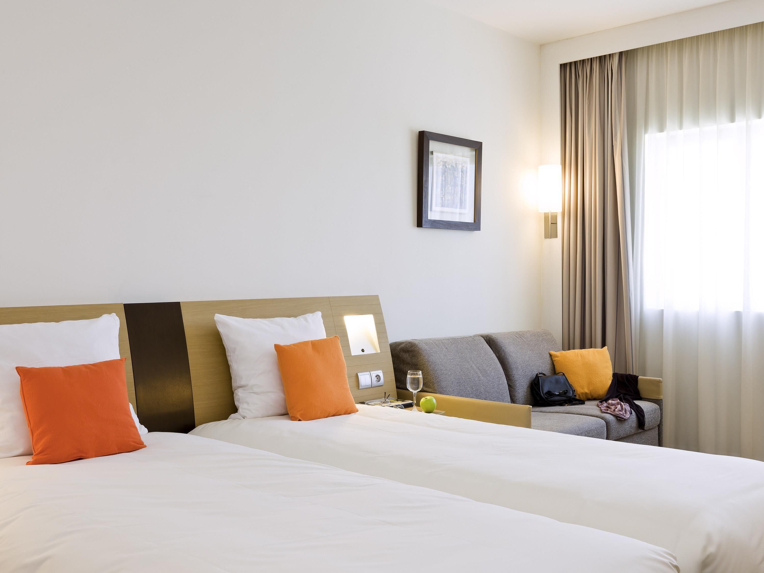 Tomannsrom – standard, flere senger | Safe på rommet, skrivebord og skrivebord for bærbar PC