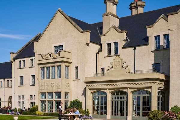 3 restaurants, breakfast served