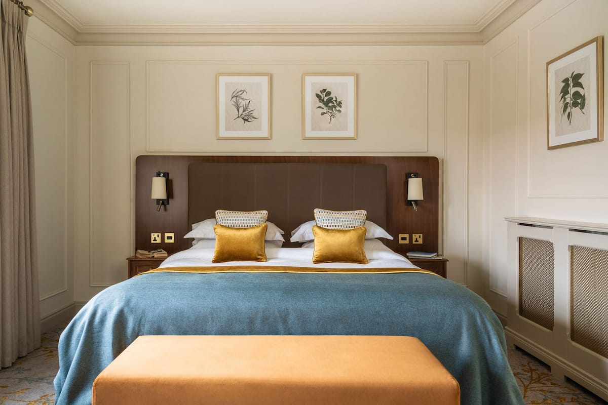 1 bedroom, Egyptian cotton sheets, premium bedding, Tempur-Pedic beds