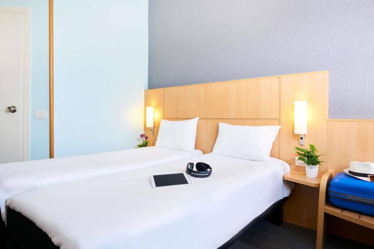 standard room, 2 single beds | in-room safe, desk, soundproofing, iron/ironing board