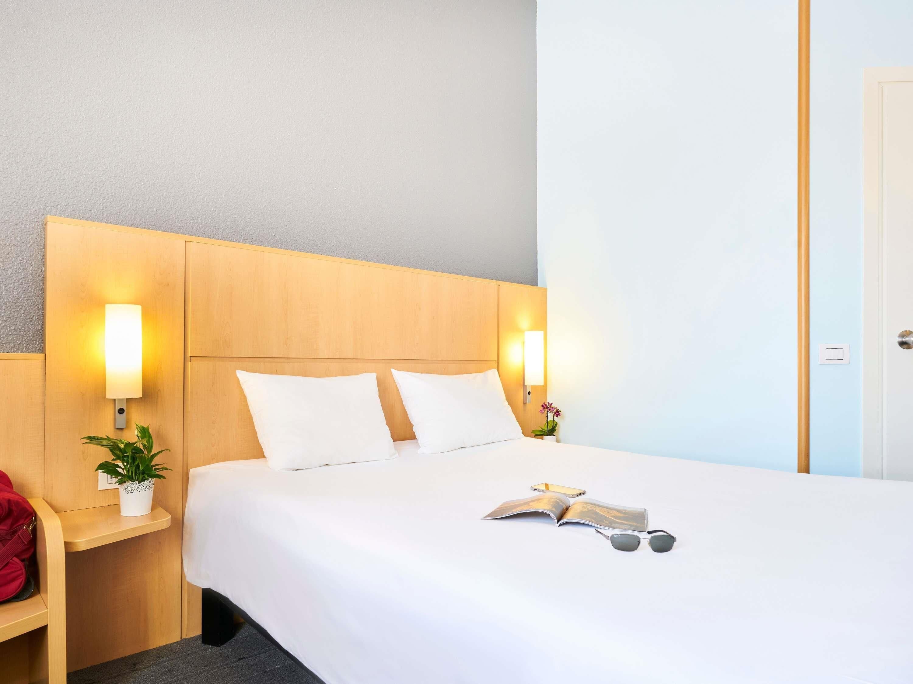 Standard Double Room, 1 Double Bed | In-room safe, desk, soundproofing, iron/ironing board