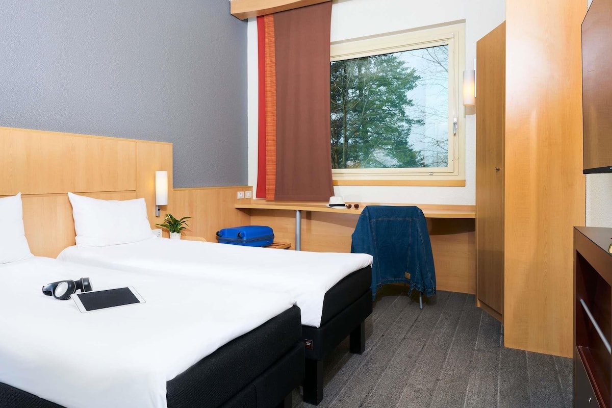 Chambre Standard, 2 lits jumeaux | Coffre-fort, bureau, systĂšme dâinsonorisation, fer et planche Ă repasser