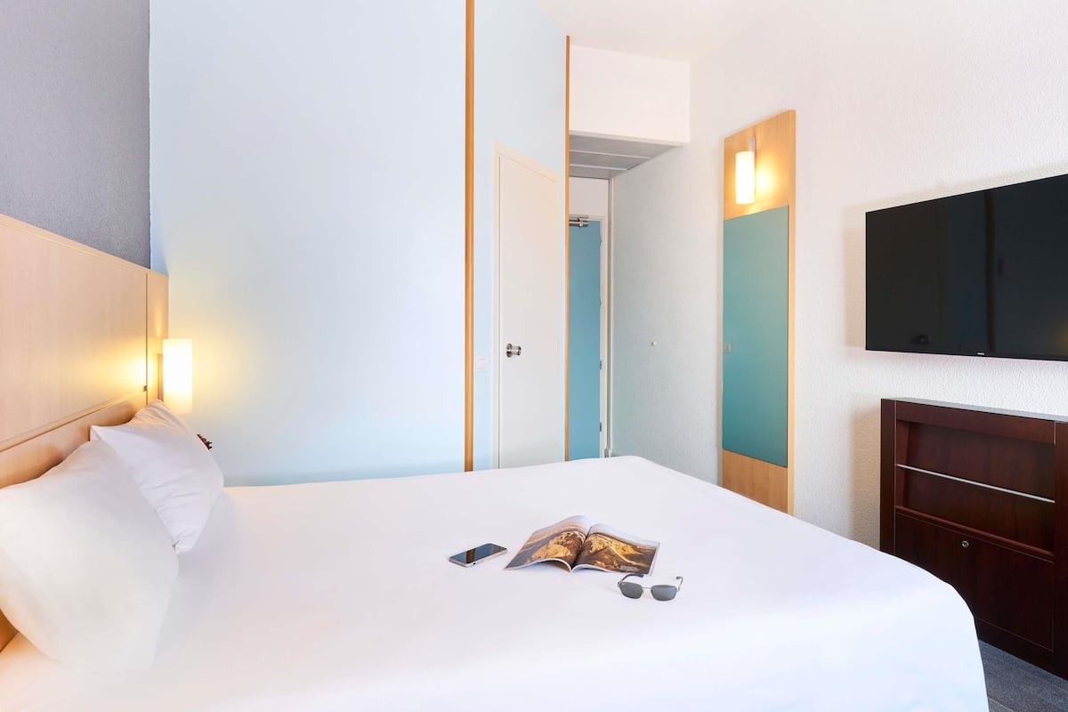 In-room safe, desk, soundproofing, iron/ironing board