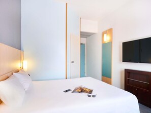 In-room safe, desk, soundproofing, iron/ironing board - ibis Como (Grandate)