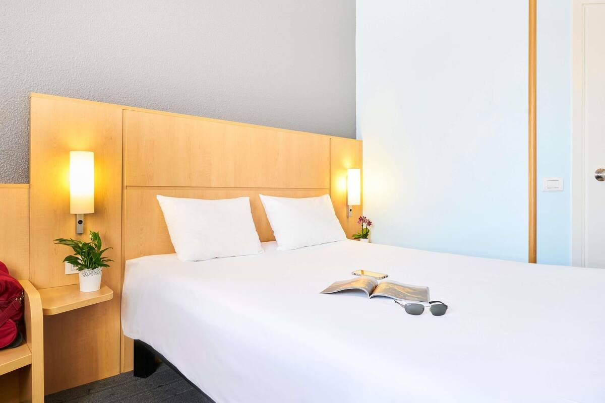 In-room safe, desk, soundproofing, iron/ironing board (on request)