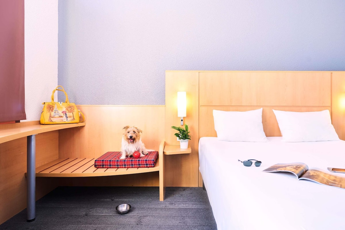 In-room safe, desk, soundproofing, iron/ironing board