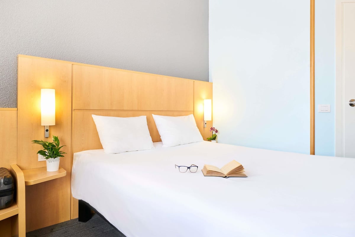 Premium Double Room, 1 Double Bed | In-room safe, desk, soundproofing, iron/ironing board