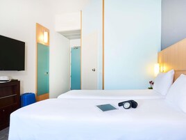 Habitación estándar, 2 camas individuales | Caja fuerte, escritorio, sistema de insonorización