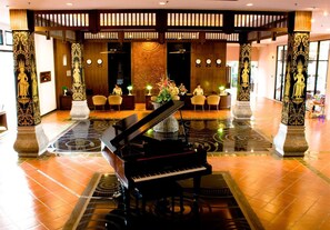 Lobby lounge