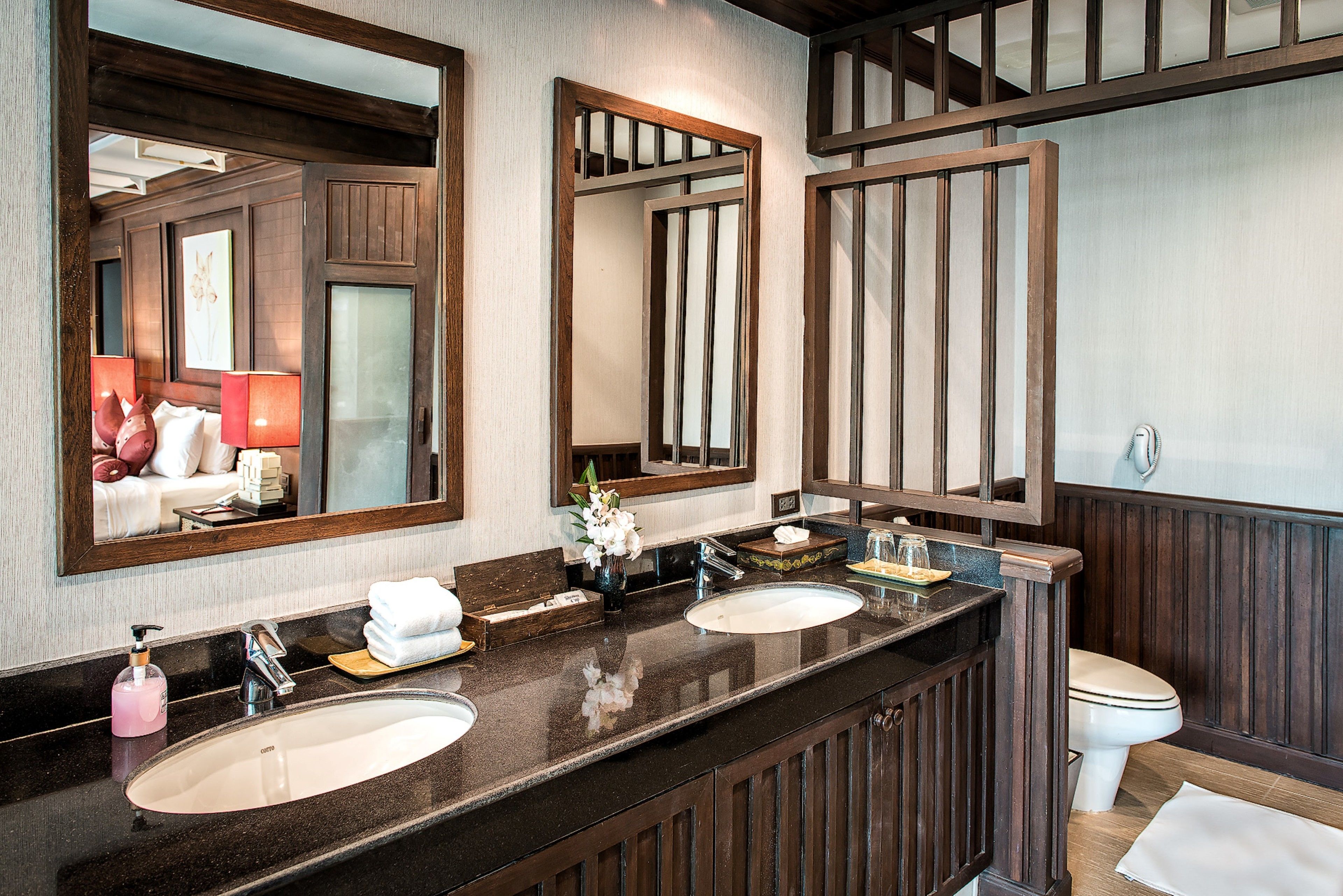 Grand Suite (Jacuzzi Suite) | Bathroom amenities | Free toiletries, hair dryer, bathrobes, slippers