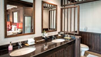 Grand Suite (Jacuzzi Suite) | Bathroom amenities | Free toiletries, hair dryer, bathrobes, slippers