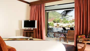 1 kamar tidur, minibar, brankas, dan meja kerja