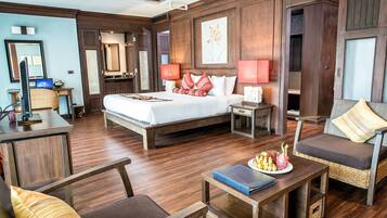 Grand-Suite (Jacuzzi Suite) | Minibar, Zimmersafe, Schreibtisch, Verdunkelungsvorhänge