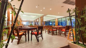 2 restaurants, lunch served