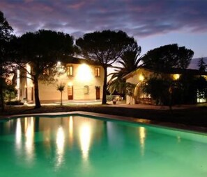 Une piscine avec un bâtiment en arrière-plan.
