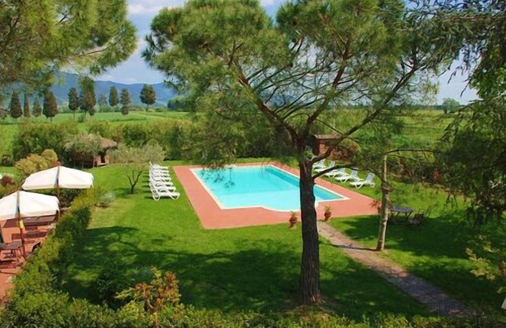 Une piscine rectangulaire bordée d’une margelle rouge, avec des chaises longues blanches et des parasols disposés tout autour.
