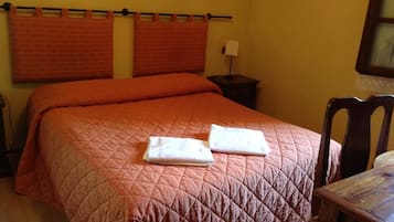 Zimmer, 1 Doppelbett | Individuell dekoriert, individuell eingerichtet, Schreibtisch