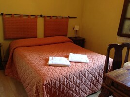 客房, 1 张双人床 | 特色装修、特色家居、办公桌、床单