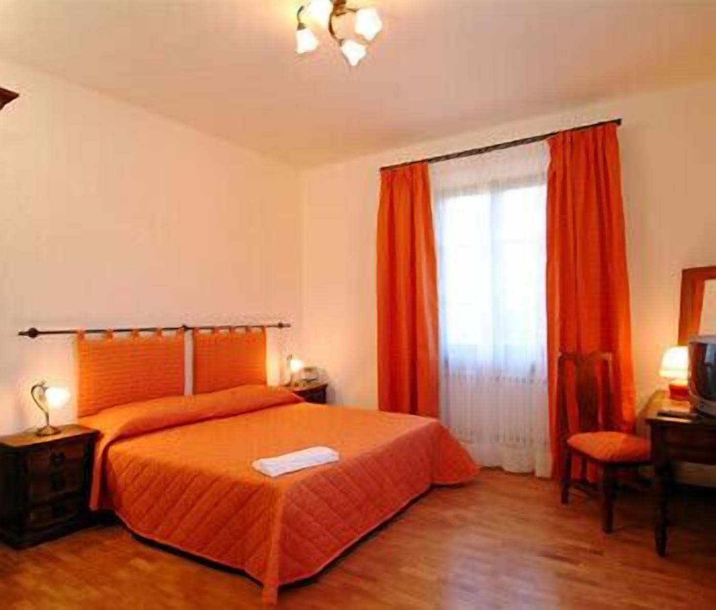 Decoración personalizada, muebles diferentes, escritorio y ropa de cama 