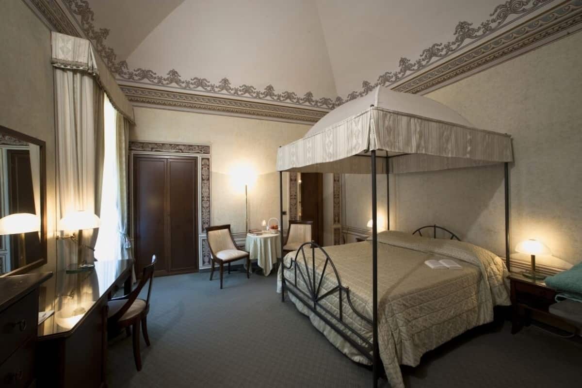 1 bedroom, premium bedding, minibar, in-room safe