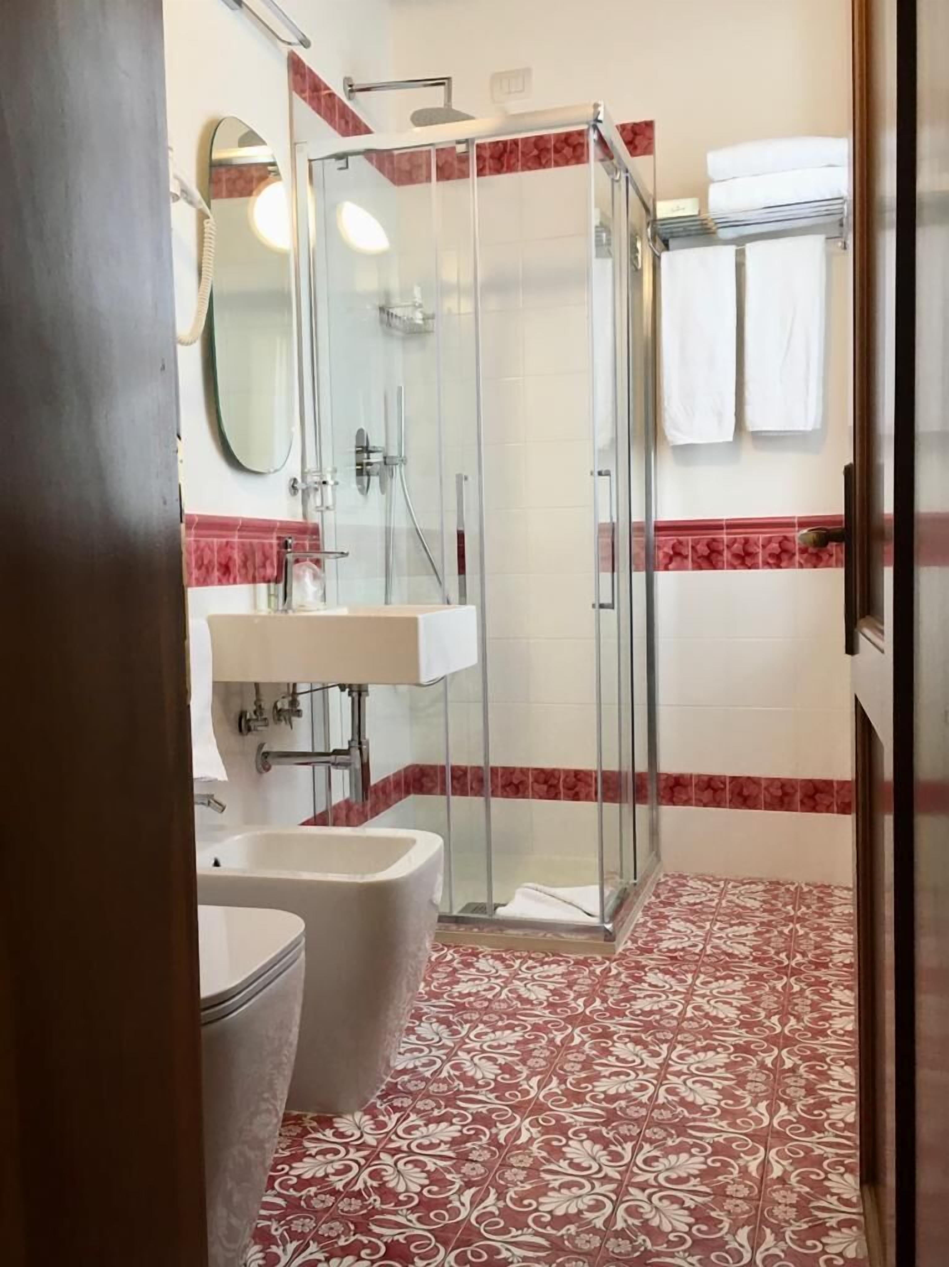 shower, rainfall showerhead, free toiletries, hair dryer