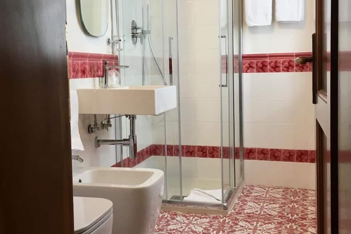 shower, rainfall showerhead, free toiletries, hair dryer