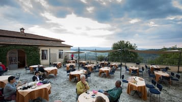 Petit-déjeuner, déjeuner et dîner servis sur place